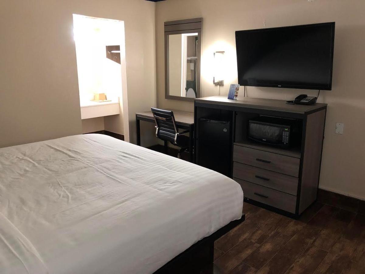 Travelers Inn And Suites Wharton Экстерьер фото