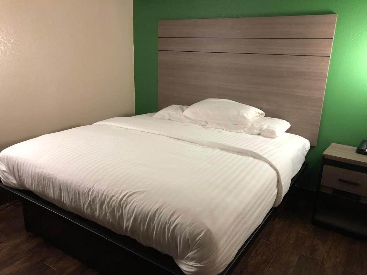 Travelers Inn And Suites Wharton Экстерьер фото